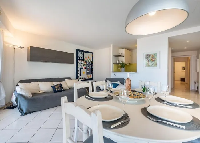 شقة Les Allees Du Cap-2 By Interhome *