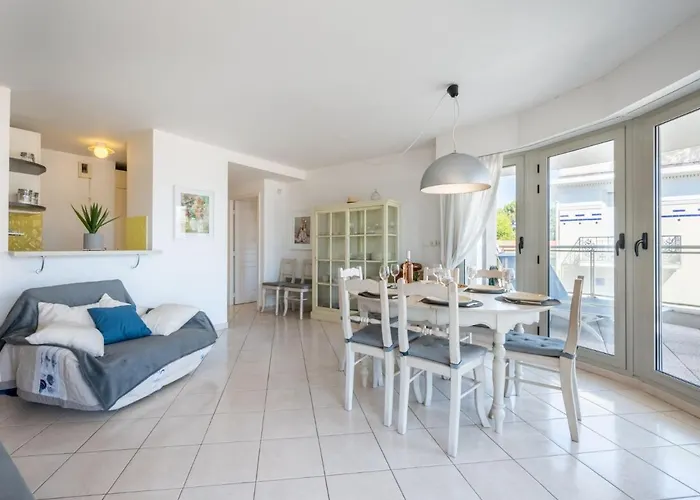 شقة Les Allees Du Cap-2 By Interhome