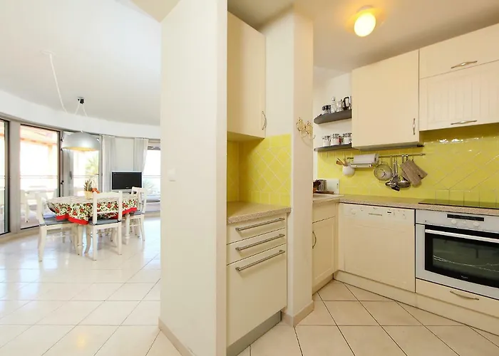 شقة Les Allees Du Cap-2 By Interhome