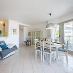 Lägenhet Les Allees Du Cap-2 By Interhome