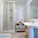 Lägenhet Les Allees Du Cap-2 By Interhome