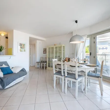 Apartamento Les Allees Du Cap-2 By Interhome